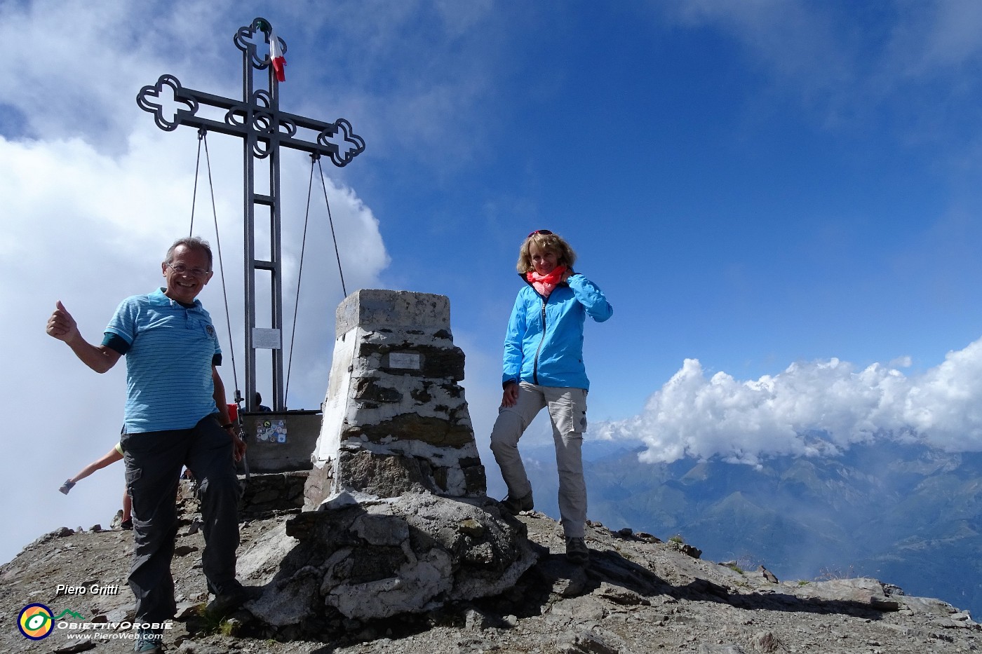 01 In vetta al Legnone (2610 m) a nord il sole.JPG